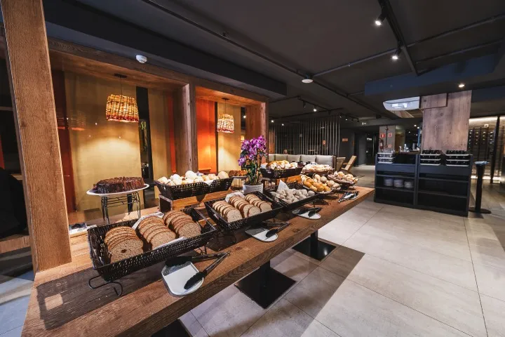 O café da manhã às 4h que transforma o voo de madrugada em um detalhe